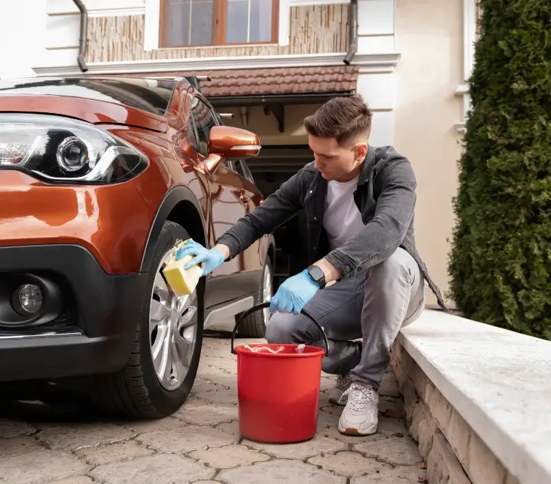 Lavage auto à domicile Marguerittes : professionnel intervenant sur un véhicule